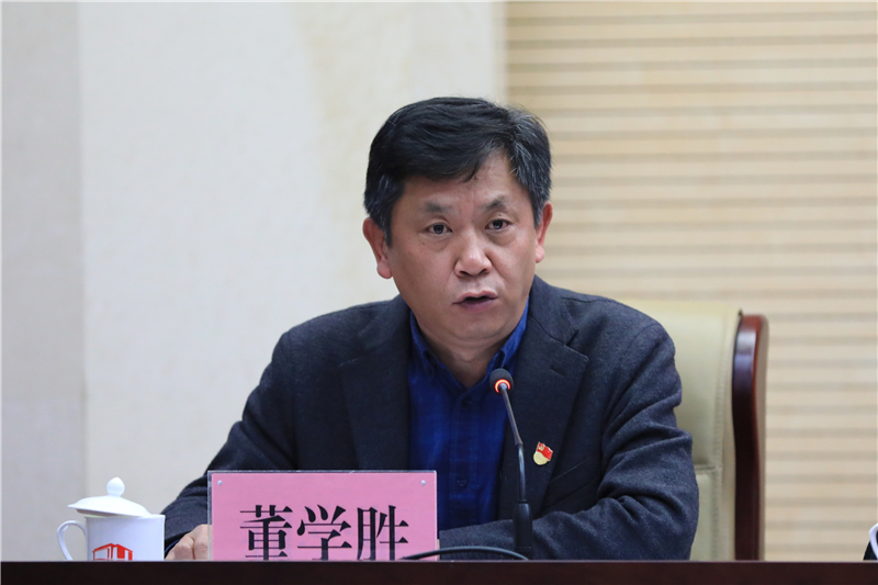 省教育廳辦公室主任董學(xué)勝主持專訪活動.jpg