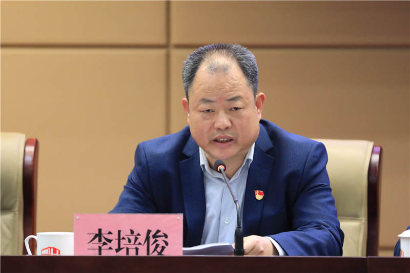 省教育廳學(xué)生處處長李培俊就當(dāng)前高校畢業(yè)生的就業(yè)問題作出說明.jpg