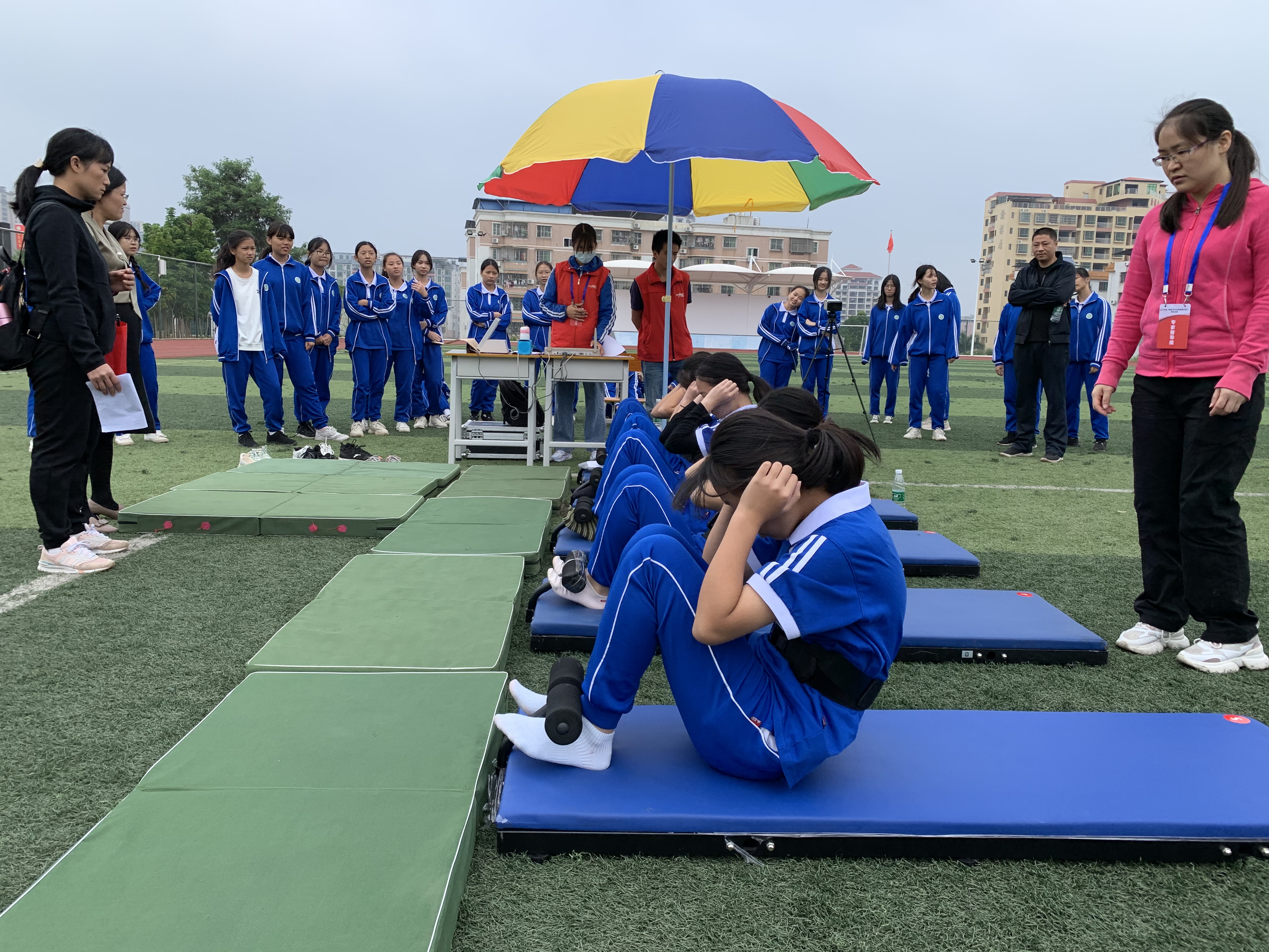 圖2.2020年我省學(xué)生體質(zhì)健康優(yōu)良率達(dá)43.0%，及格率達(dá)97.8%.jpg