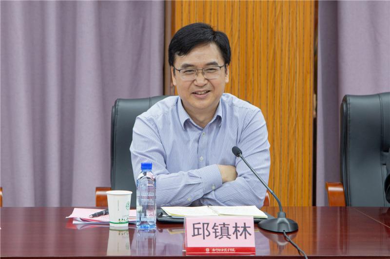 C:UsersAdministratorDesktop\u4fee改圖片.12新聞\u6211校邱鎮(zhèn)林校長在座談會上作交流發(fā)言.jpg